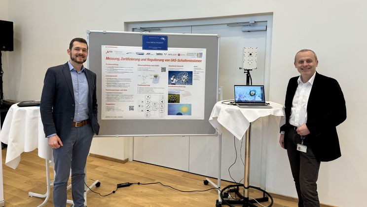 Martin Blass (left) and Franz Graf (right) at the information stand on the topic of noise emissions from drones, photo: JOANNEUM RESEARCH